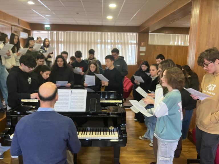 Aula de coro com acompanhamento ao piano