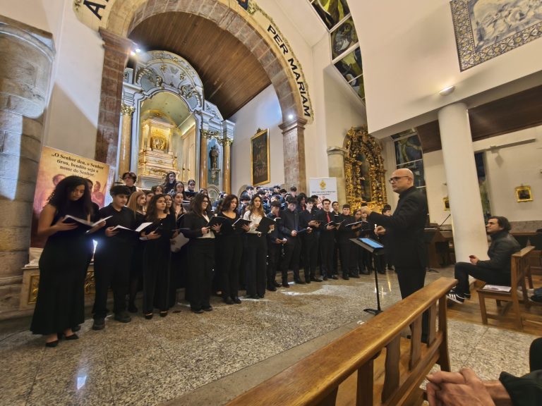 Coro da ESPROARTE em concerto numa igreja