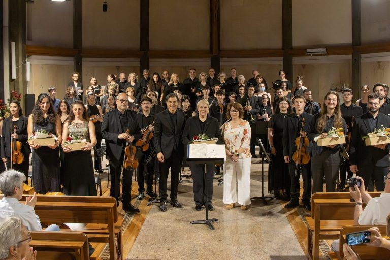 Orquestra e coro da ESPROARTE no final de um concerto